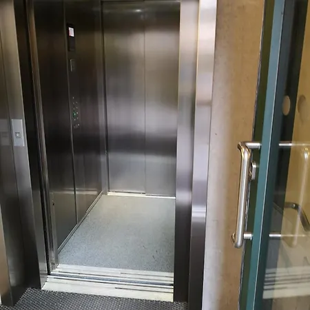 Penthouse With 3 And 2 Balconies In C דירה