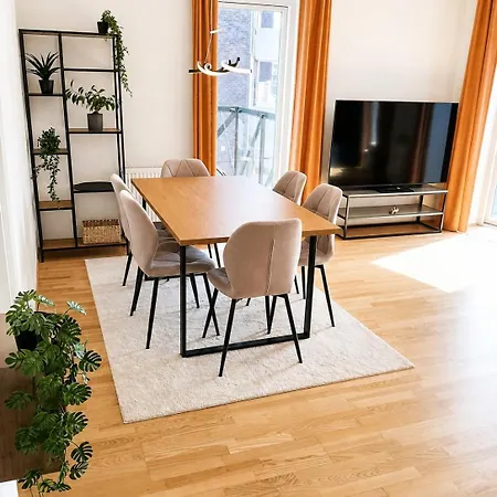 Penthouse With 3 And 2 Balconies In C דירה אורהוס